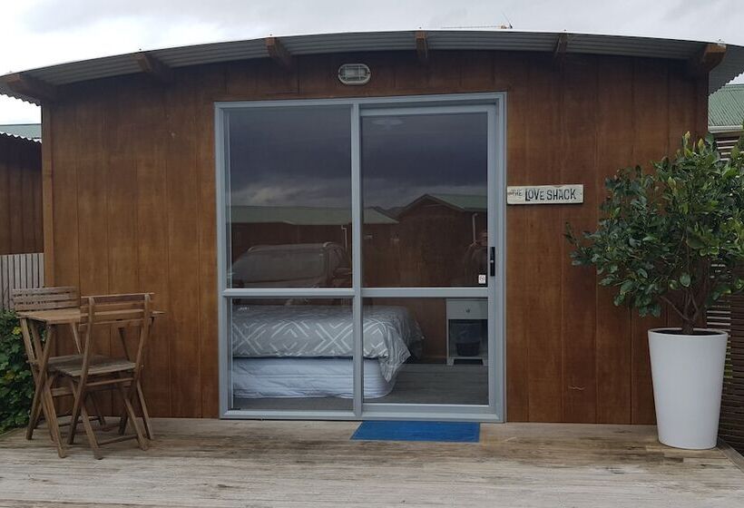 Tidewater Motel And Tourist Park   Hostel