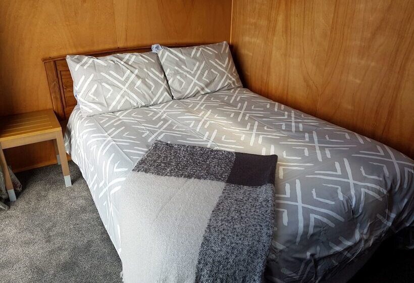 Tidewater Motel And Tourist Park   Hostel