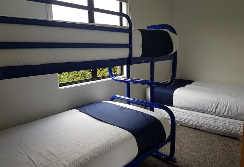 Tidewater Motel And Tourist Park   Hostel