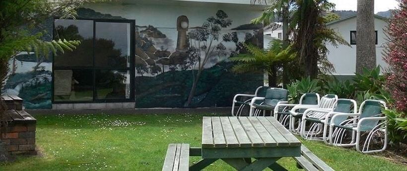 Tidewater Motel And Tourist Park   Hostel