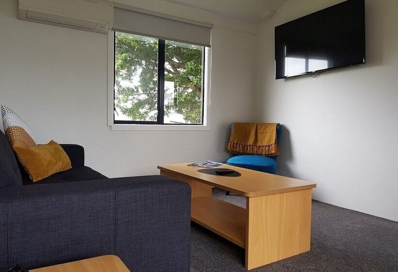 Tidewater Motel And Tourist Park   Hostel