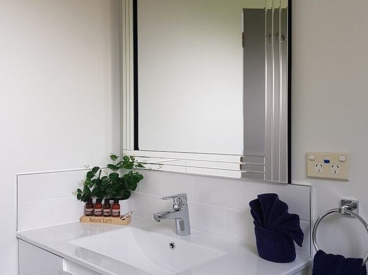 Tidewater Motel And Tourist Park   Hostel