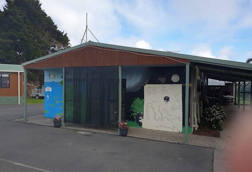 Tidewater Motel And Tourist Park   Hostel