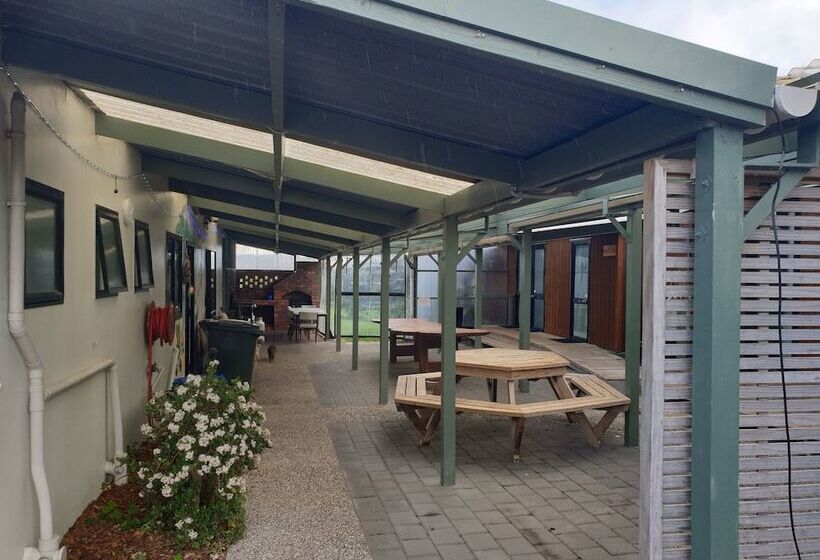 Tidewater Motel And Tourist Park   Hostel
