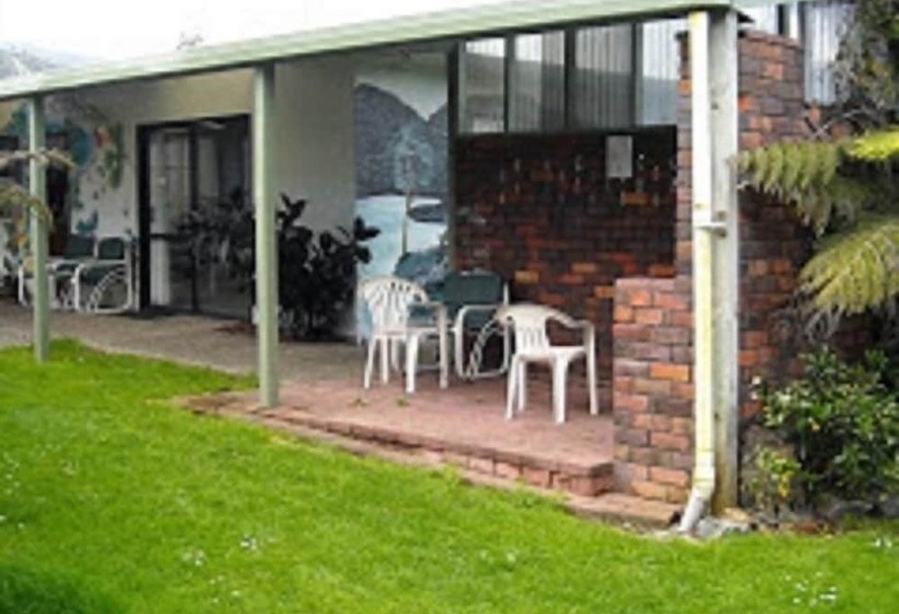 Tidewater Motel And Tourist Park   Hostel