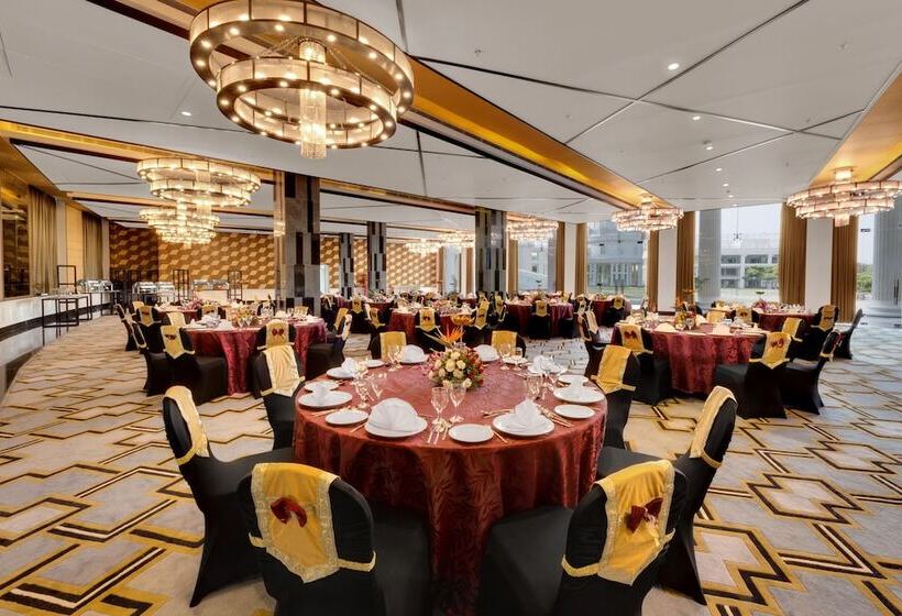 Amanora The Fern Hotels & Club