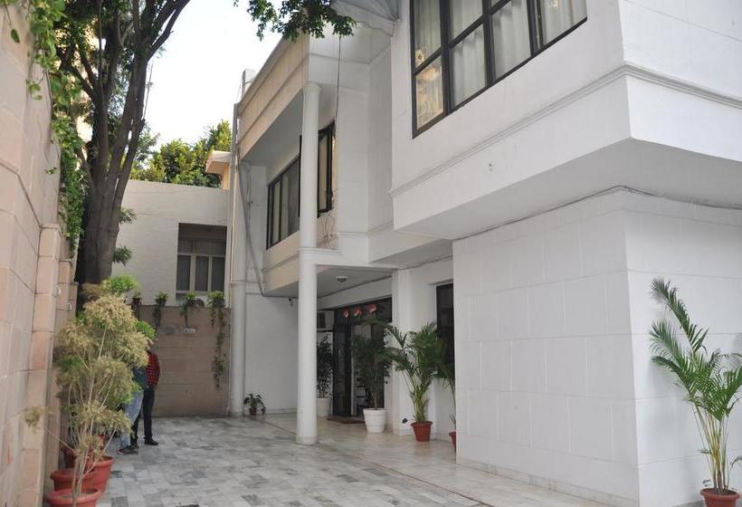 مبيت وإفطار Namaste Bnb & Service Apartments