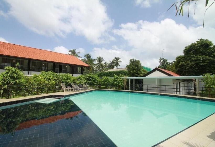 Garden Beach Hotel Kalutara