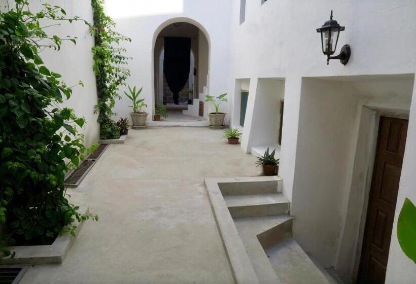 فندق Cafe Central