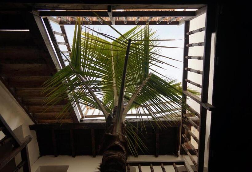 فندق Cafe Central