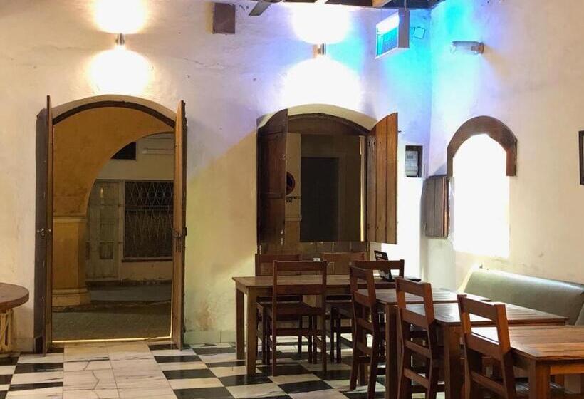 فندق Cafe Central