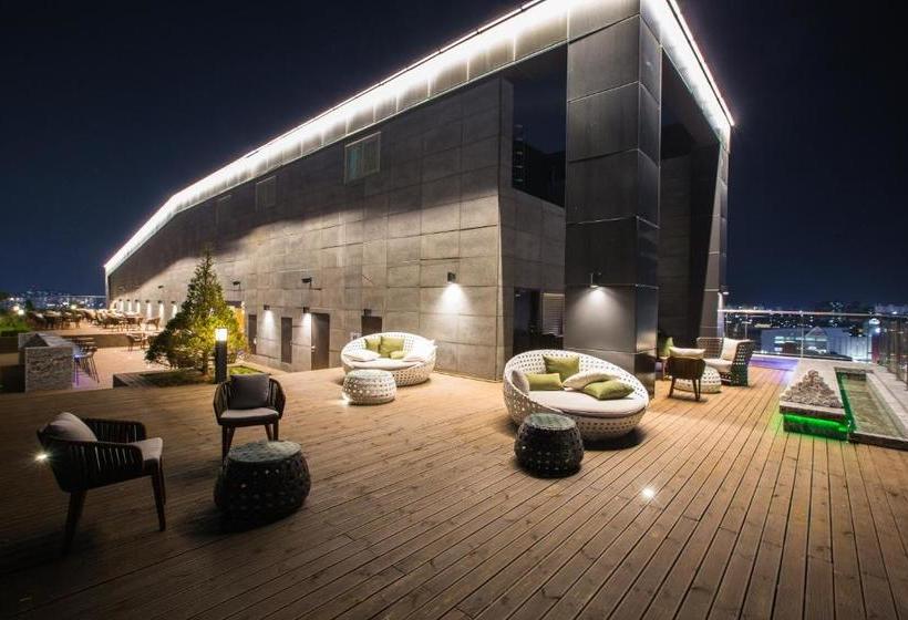 בית מלון כפרי Ramada By Wyndham Jeonju