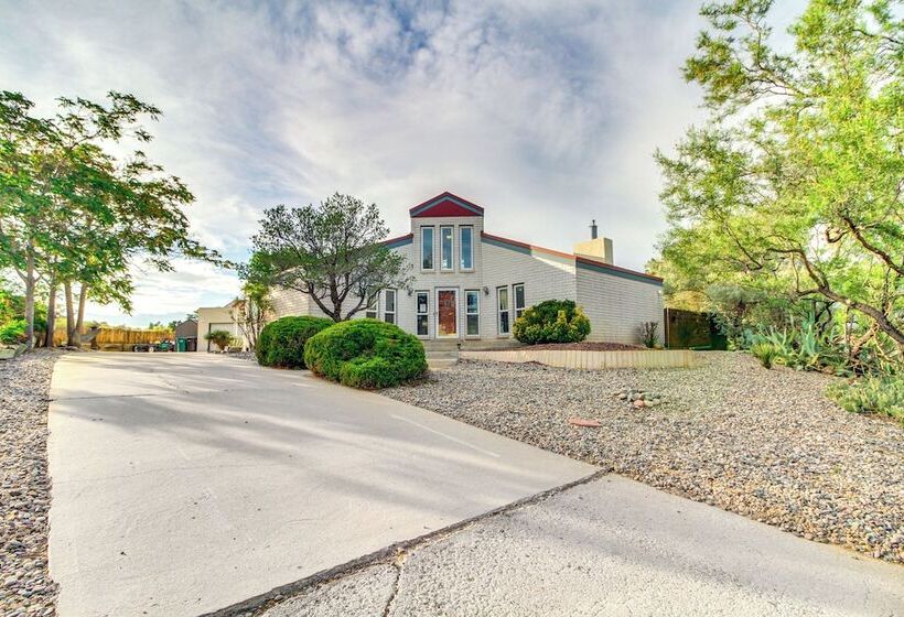 Deck, Putting Green & Views: Albuquerque Oasis