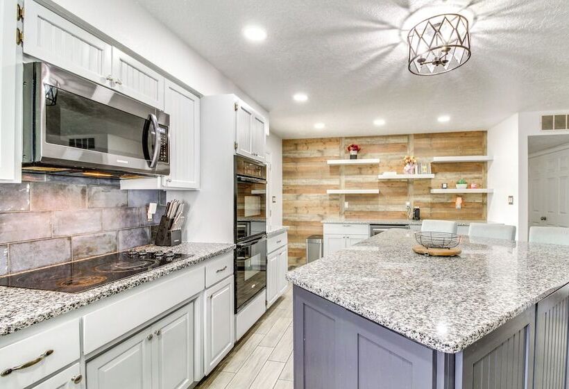 Deck, Putting Green & Views: Albuquerque Oasis