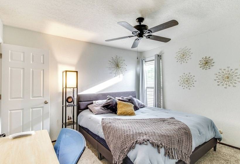 Deck, Putting Green & Views: Albuquerque Oasis