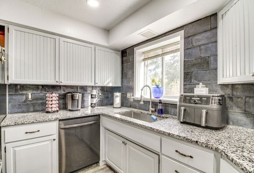 Deck, Putting Green & Views: Albuquerque Oasis