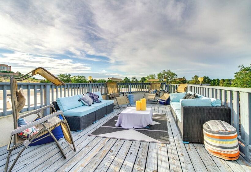 Deck, Putting Green & Views: Albuquerque Oasis