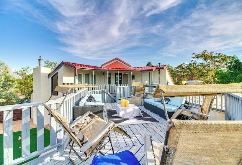 Deck, Putting Green & Views: Albuquerque Oasis