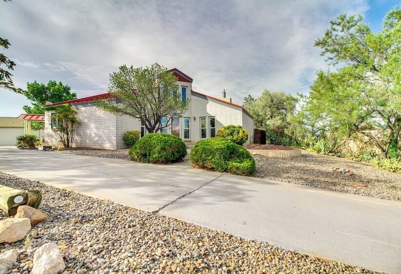 Deck, Putting Green & Views: Albuquerque Oasis