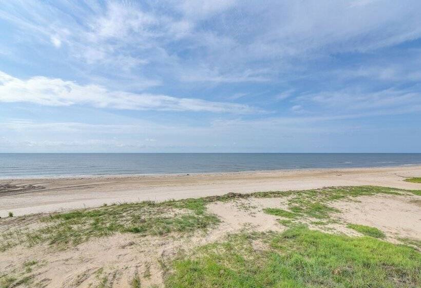 Hot Tub + Bay Views: Beachfront Gilchrist Retreat