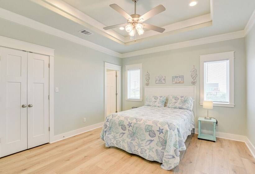 Hot Tub + Bay Views: Beachfront Gilchrist Retreat