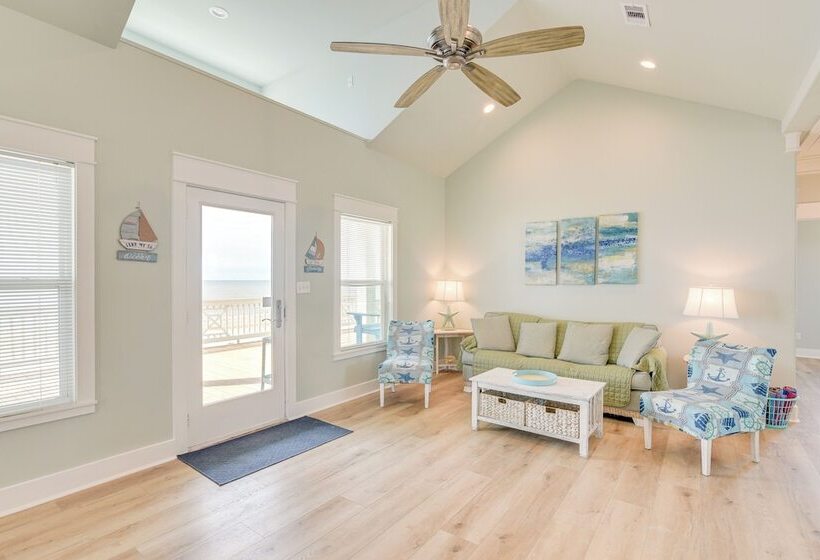 Hot Tub + Bay Views: Beachfront Gilchrist Retreat