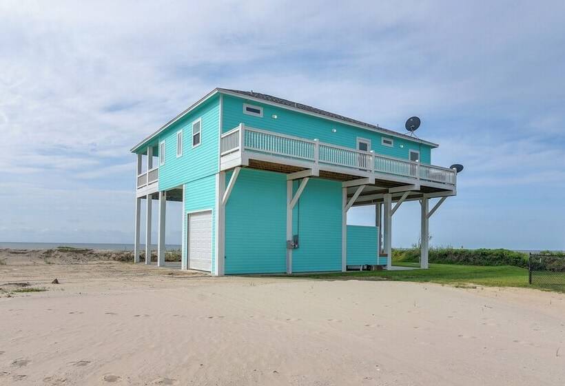 Hot Tub + Bay Views: Beachfront Gilchrist Retreat