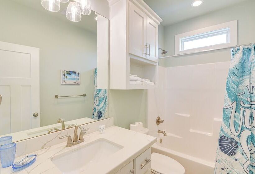 Hot Tub + Bay Views: Beachfront Gilchrist Retreat