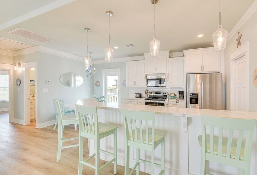 Hot Tub + Bay Views: Beachfront Gilchrist Retreat