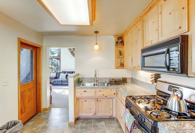 1 Mi To Skiing: Cabin W/ Deck In Bear Valley!