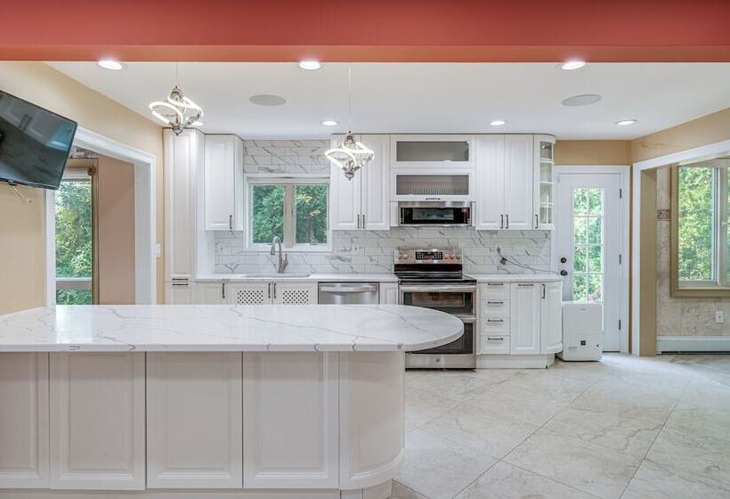 Beautiful Candlewood Lake House W/ Private Dock!