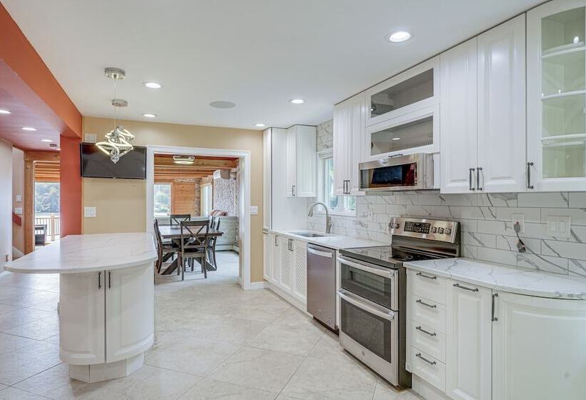 Beautiful Candlewood Lake House W/ Private Dock!