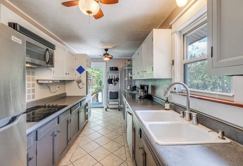 Blacksburg Hideaway W/ Hot Tub ~ 5 Mi To Campus!