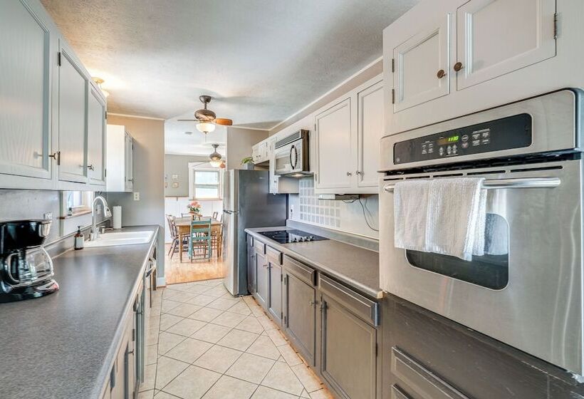 Blacksburg Hideaway W/ Hot Tub ~ 5 Mi To Campus!