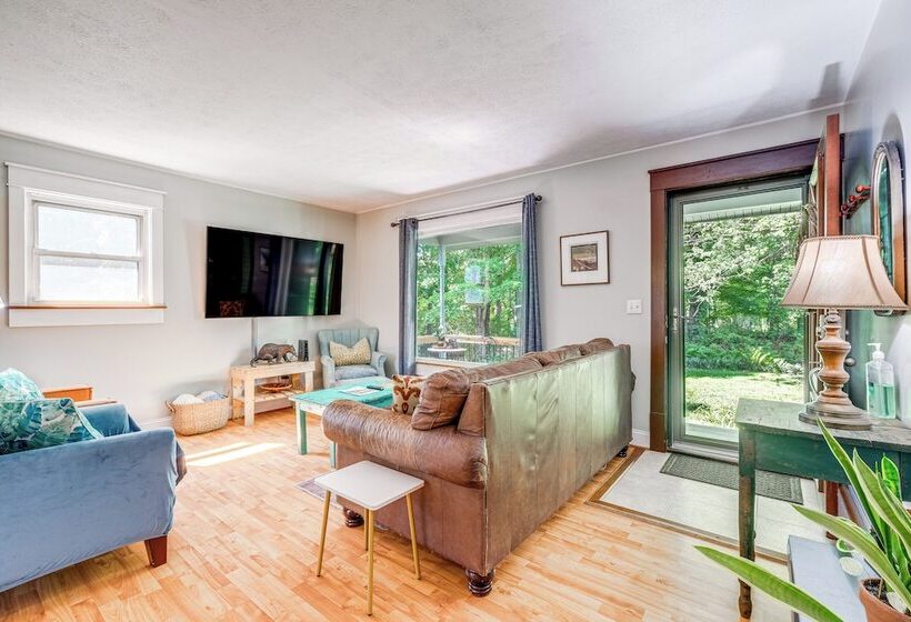 Blacksburg Hideaway W/ Hot Tub ~ 5 Mi To Campus!