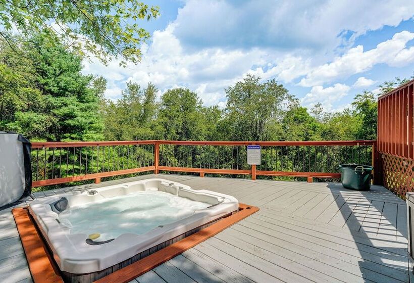 Blacksburg Hideaway W/ Hot Tub ~ 5 Mi To Campus!