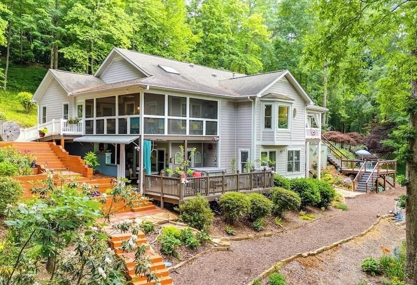 Blue Ridge Mtn Retreat: Porches & Creek Access