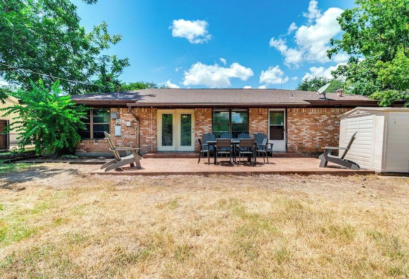 2 Mi To Kyle Field: Bryan Home W/ Fenced Yard