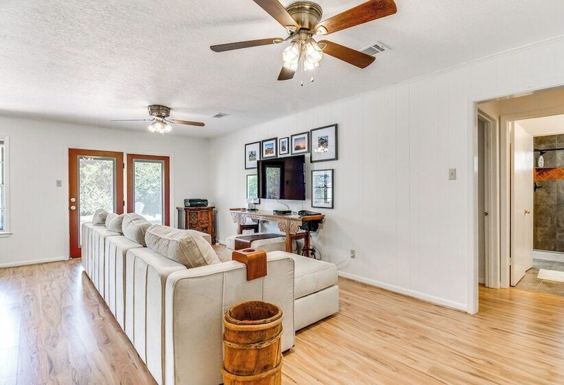 2 Mi To Kyle Field: Bryan Home W/ Fenced Yard