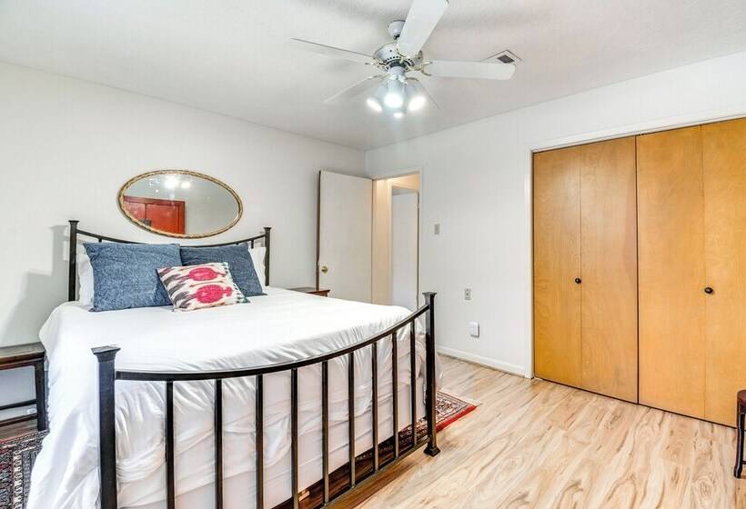 2 Mi To Kyle Field: Bryan Home W/ Fenced Yard