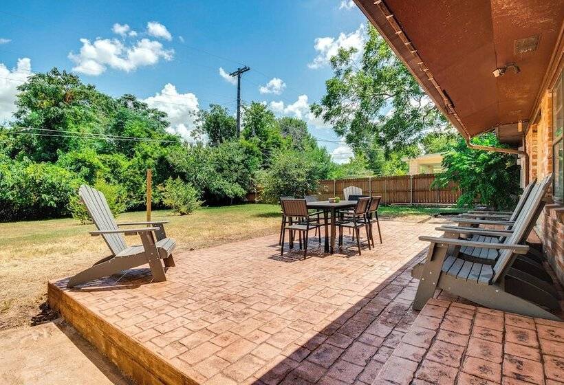 2 Mi To Kyle Field: Bryan Home W/ Fenced Yard