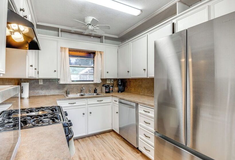 2 Mi To Kyle Field: Bryan Home W/ Fenced Yard