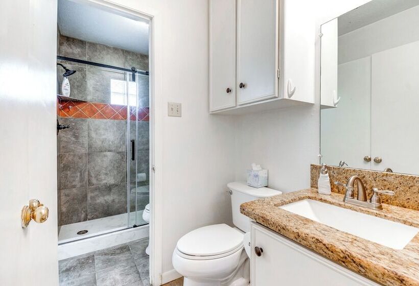 2 Mi To Kyle Field: Bryan Home W/ Fenced Yard