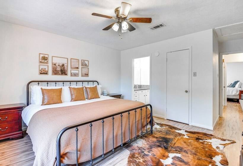 2 Mi To Kyle Field: Bryan Home W/ Fenced Yard
