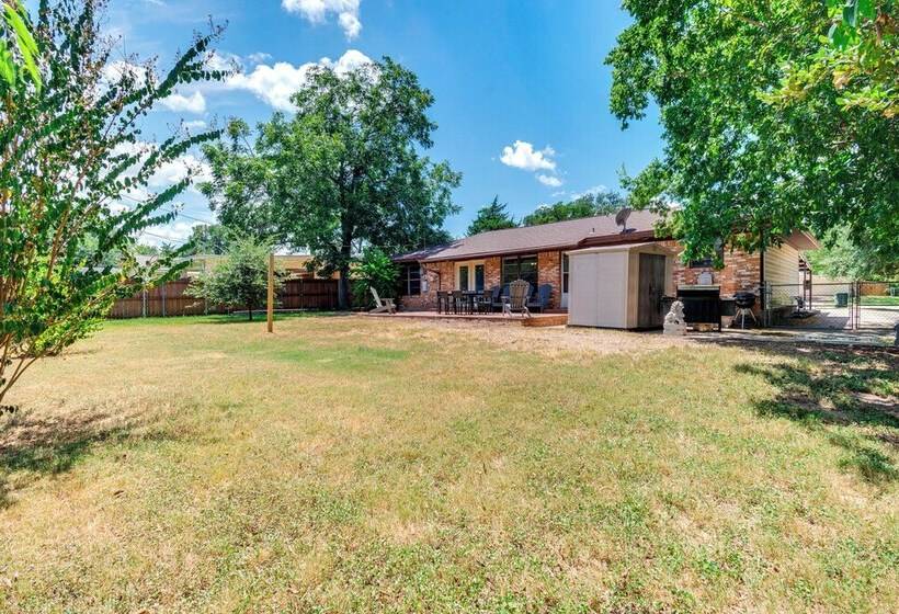 2 Mi To Kyle Field: Bryan Home W/ Fenced Yard
