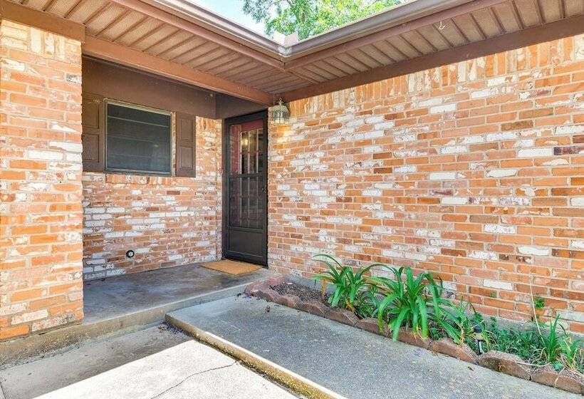 2 Mi To Kyle Field: Bryan Home W/ Fenced Yard