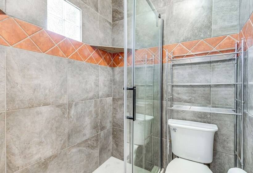 2 Mi To Kyle Field: Bryan Home W/ Fenced Yard