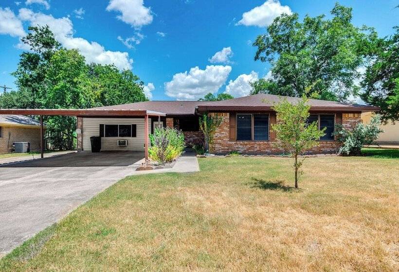 2 Mi To Kyle Field: Bryan Home W/ Fenced Yard
