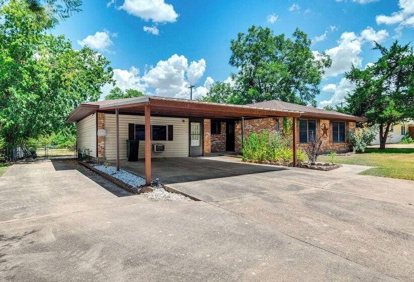 2 Mi To Kyle Field: Bryan Home W/ Fenced Yard