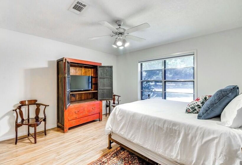 2 Mi To Kyle Field: Bryan Home W/ Fenced Yard